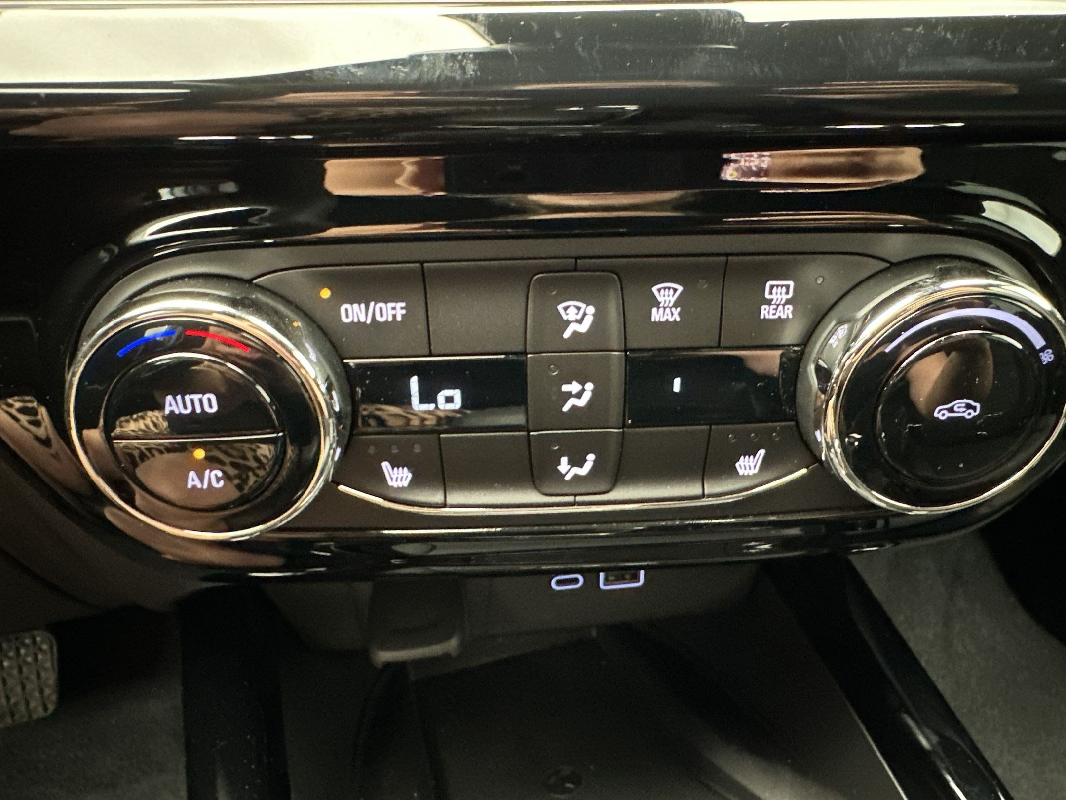 Certified 2026 Chevrolet Trax RS w/ Sunroof Package FWD image 19