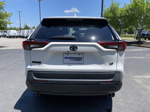 Used 2022 Toyota RAV4 LE FWD image 8