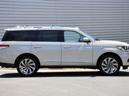 Used 2023 Lincoln Navigator Reserve AWD/4WD image 3