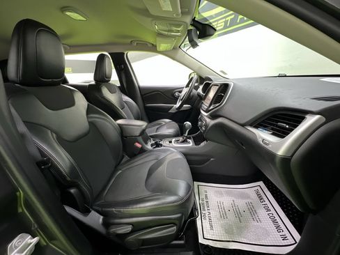 Used 2018 Jeep Cherokee Latitude Plus w/ Cold Weather Group FWD image 29
