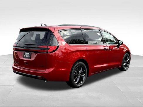 New 2026 Chrysler Pacifica Limited w/ Uconnect Theater Family Group FWD image 8