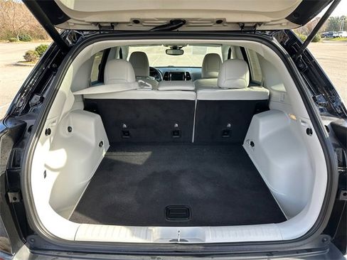 Used 2019 Jeep Cherokee Limited w/ Technology Group image 30