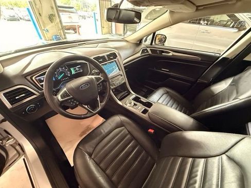 Used 2017 Ford Fusion SE w/ Fusion SE Technology Package FWD image 8