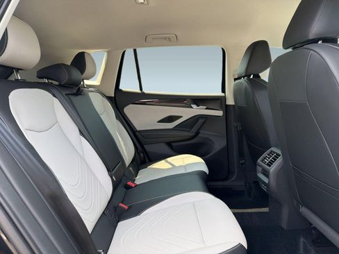 Used 2025 Volkswagen Tiguan SE AWD/4WD image 30