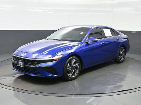 Certified 2025 Hyundai Elantra Limited FWD image 2