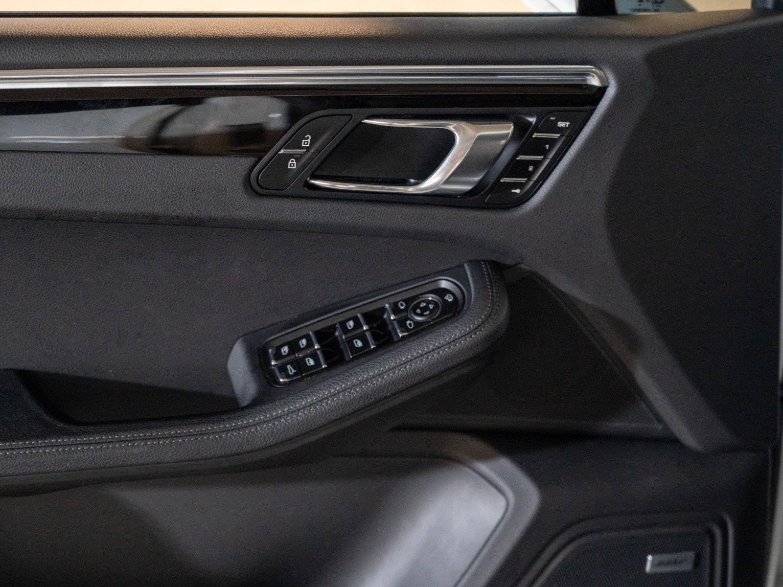 Certified 2025 Porsche Macan AWD/4WD image 15