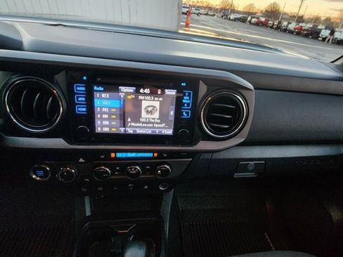 Used 2017 Toyota Tacoma TRD Off-Road image 8
