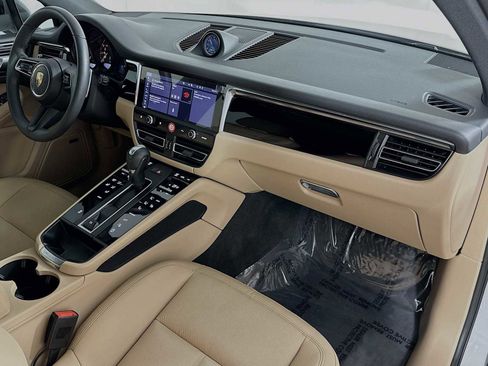 Certified 2025 Porsche Macan image 30