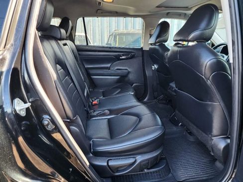 Used 2022 Toyota Highlander XLE image 19