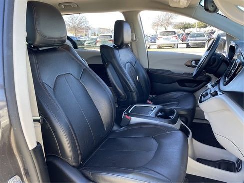 Used 2017 Chrysler Pacifica Touring-L Plus image 24