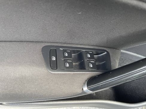 Used 2018 Volkswagen Golf S FWD image 12
