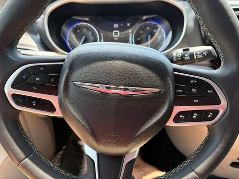 Used 2023 Chrysler Pacifica Touring-L FWD image 19