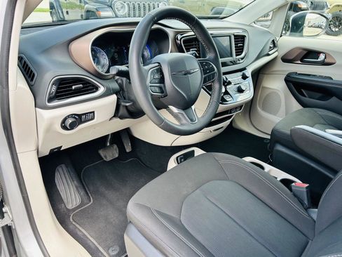 Used 2023 Chrysler Voyager LX FWD image 11