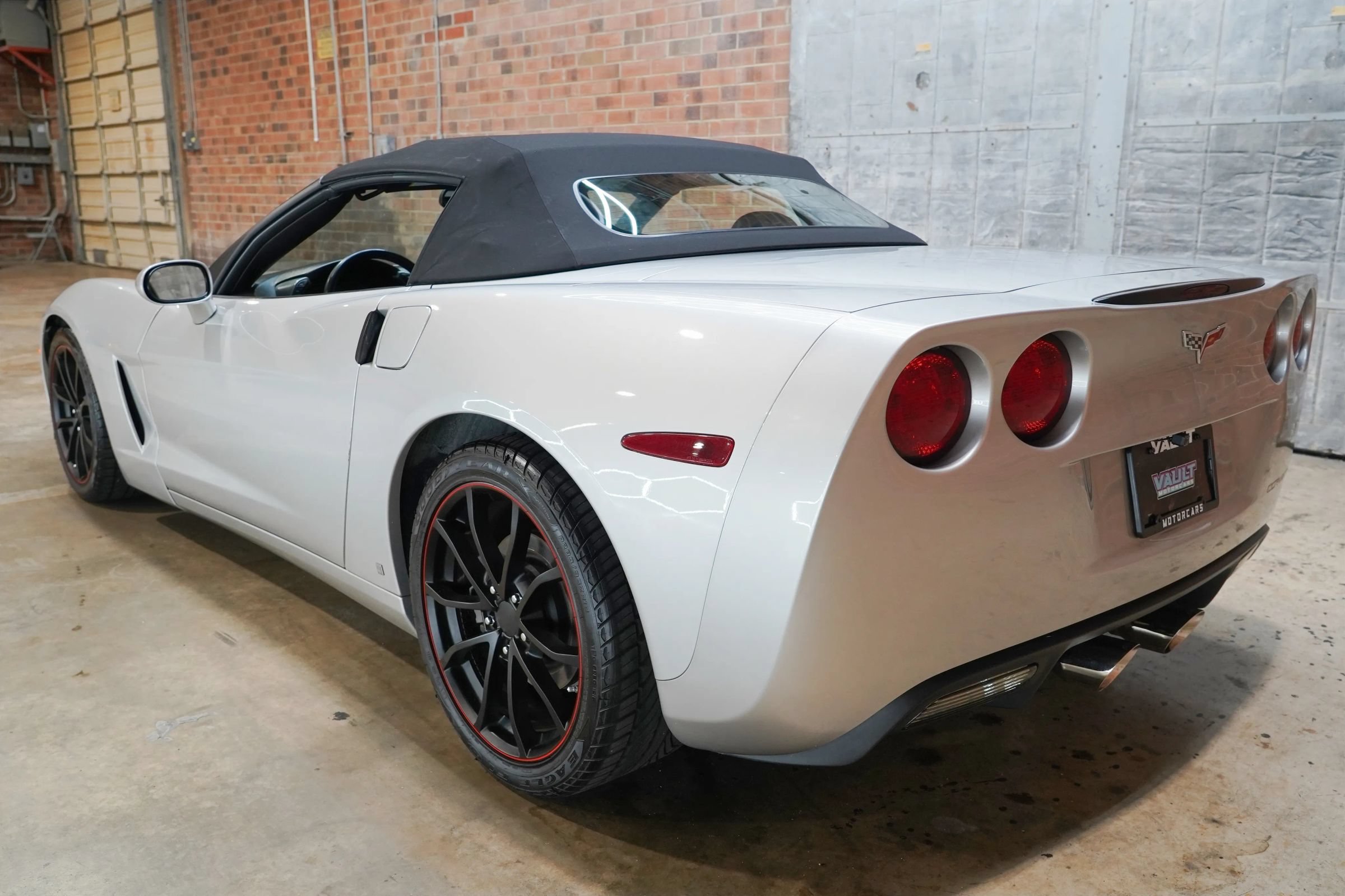 Used 2006 Chevrolet Corvette Coupe w/ Preferred Equipment Group RWD image 17