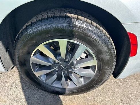 Used 2023 Chrysler Pacifica Touring-L FWD image 60