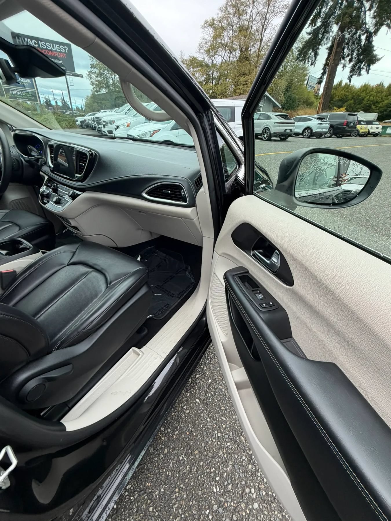 Used 2023 Chrysler Pacifica Touring-L FWD image 21
