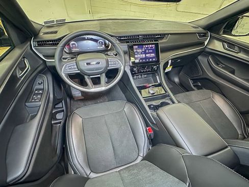 New 2025 Jeep Grand Cherokee Laredo image 9