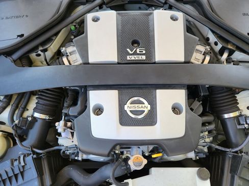 Used 2010 Nissan 370Z Roadster RWD image 20