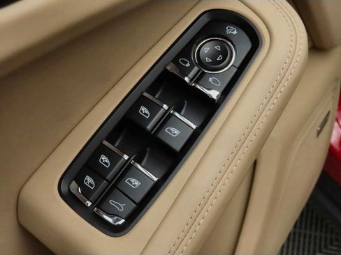 Certified 2025 Porsche Macan AWD/4WD image 24