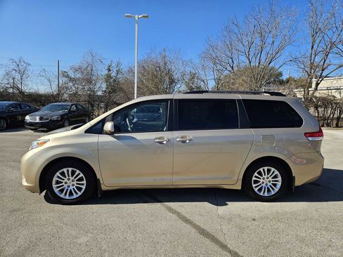 Used 2011 Toyota Sienna XLE image 4