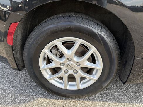Used 2023 Chrysler Pacifica Touring-L FWD image 16