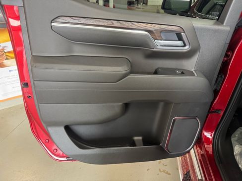 New 2026 GMC Sierra 1500 SLT image 9