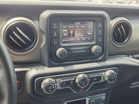 Used 2021 Jeep Gladiator Sport image 28