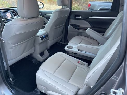 Used 2019 Toyota Highlander XLE image 11