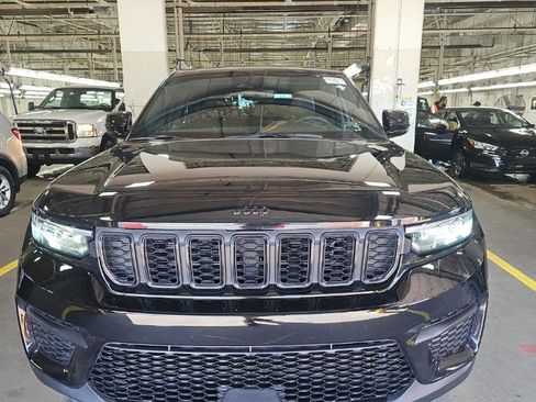 Used 2023 Jeep Grand Cherokee Altitude AWD/4WD image 2