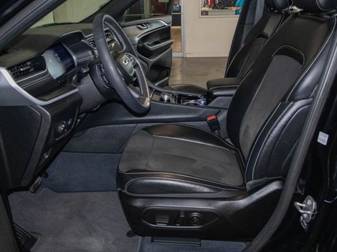 Used 2023 Jeep Grand Cherokee L Laredo AWD/4WD image 7
