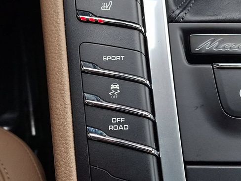 Certified 2021 Porsche Macan AWD/4WD image 28