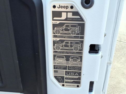 Used 2025 Jeep Wrangler Sahara image 13