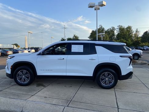 Used 2024 Chevrolet Traverse LT FWD image 7