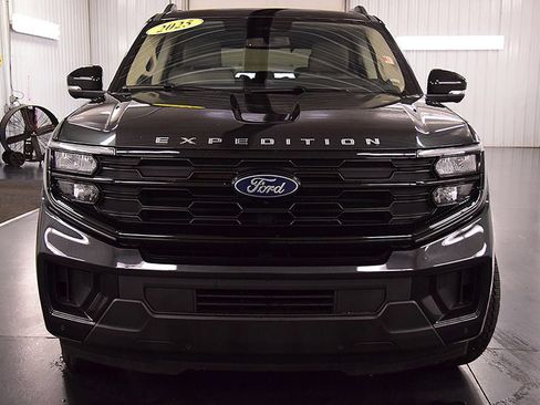 Used 2025 Ford Expedition Active AWD/4WD image 2
