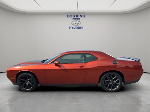 Used 2022 Dodge Challenger SXT w/ Driver Convenience Group RWD image 2