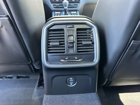 Used 2026 Porsche Macan AWD/4WD image 39