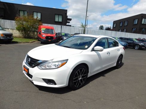 Used 2017 Nissan Altima 2.5 SV w/ Convenience Package FWD image 4