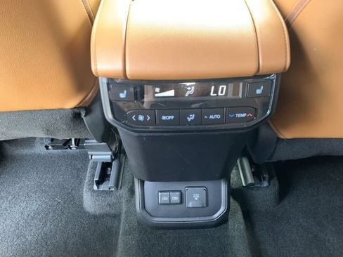 Certified 2025 Toyota Highlander Platinum AWD/4WD image 33