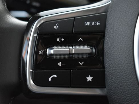 Used 2025 Kia Carnival FWD image 22