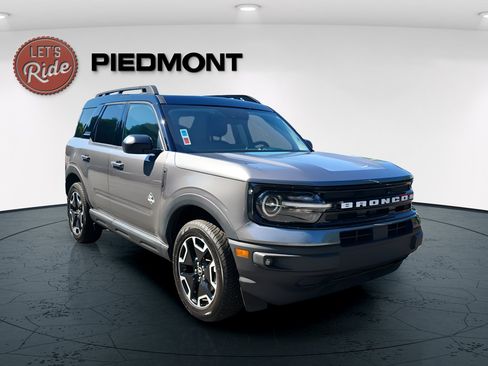 Used 2023 Ford Bronco Sport Outer Banks w/ Tech Package AWD/4WD image 3
