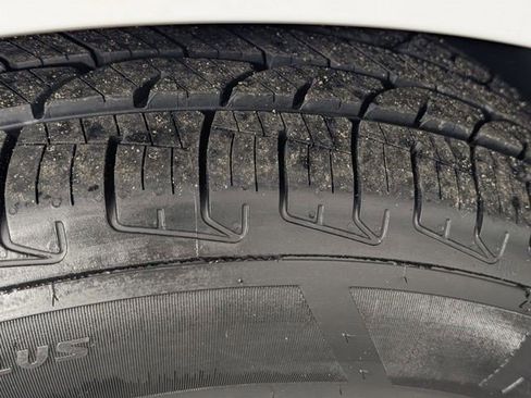 Certified 2023 Chevrolet Equinox LT w/ Driver Convenience Package image 9