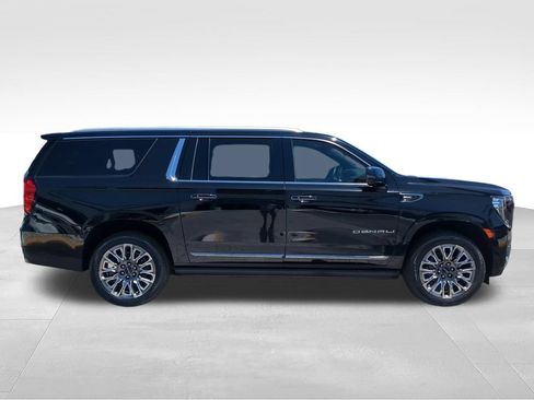 Used 2023 GMC Yukon XL Denali Ultimate AWD/4WD image 3