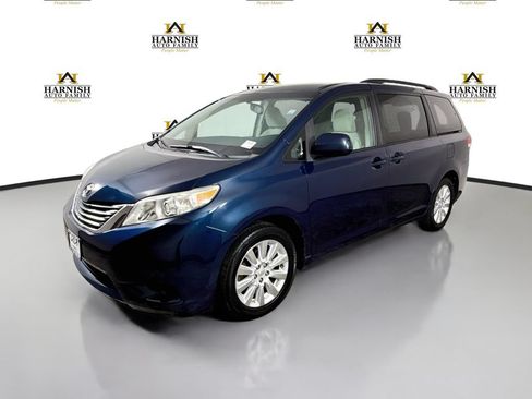 Used 2011 Toyota Sienna LE w/ Towing Pkg AWD/4WD image 3