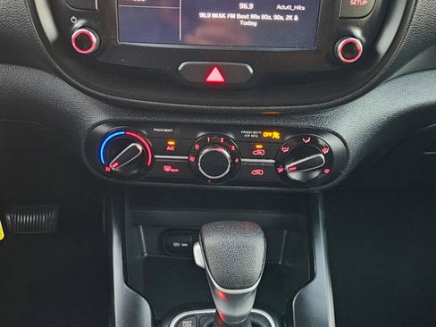 Used 2022 Kia Soul LX w/ Technology Package image 18