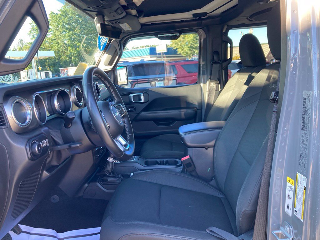Used 2018 Jeep Wrangler Unlimited Sahara AWD/4WD image 3