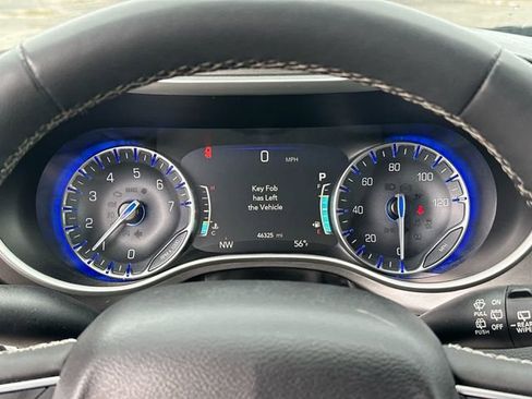Used 2023 Chrysler Pacifica Touring-L FWD image 16