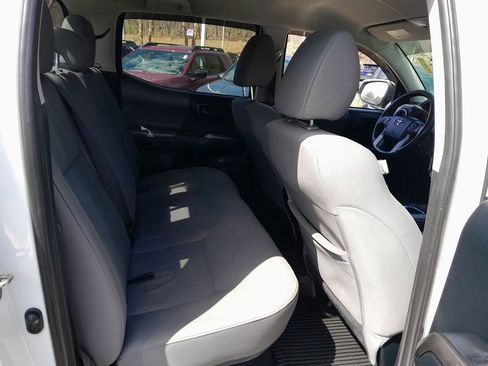 Used 2016 Toyota Tacoma SR5 w/ SR5 Appearance Package (SN) image 33