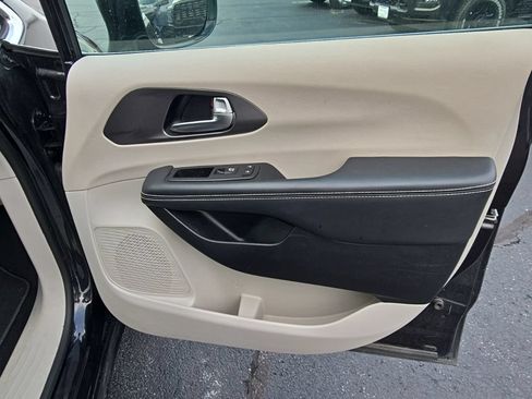 Used 2024 Chrysler Pacifica Touring-L FWD image 47