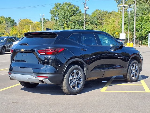Used 2025 Chevrolet Blazer LT FWD image 2