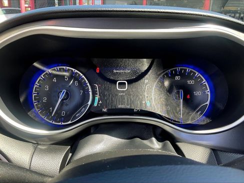 Used 2024 Chrysler Pacifica Touring-L FWD image 17